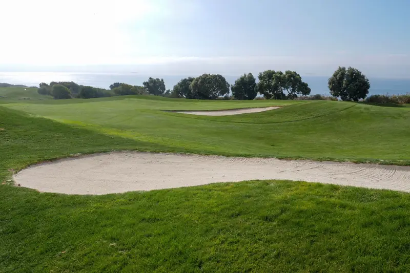 Un trou de golf avec son fairway, un bunker et le green