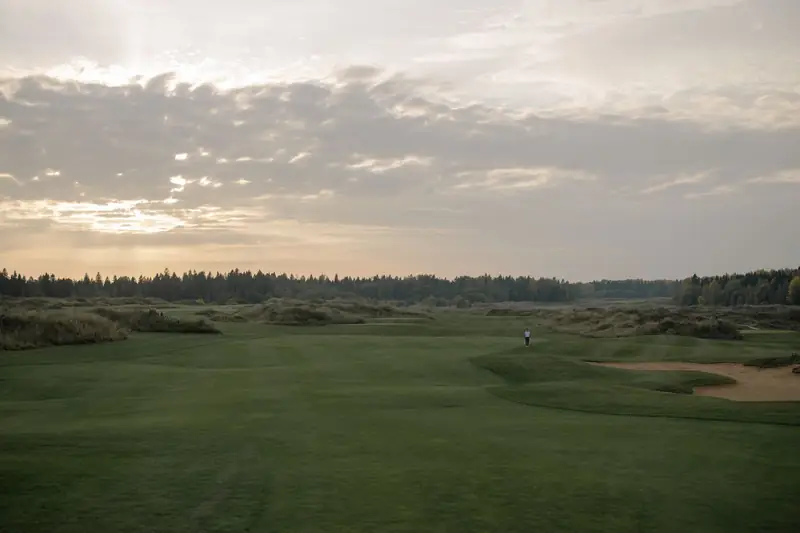 Un long fairway qui file vers l'horizon