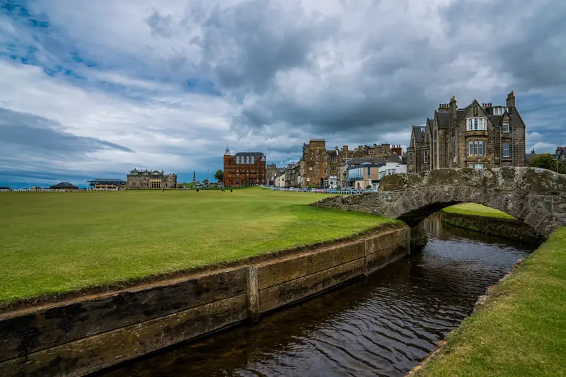 Le pont du Swilcan sur l'Old Course de St Andrews, en Écosse