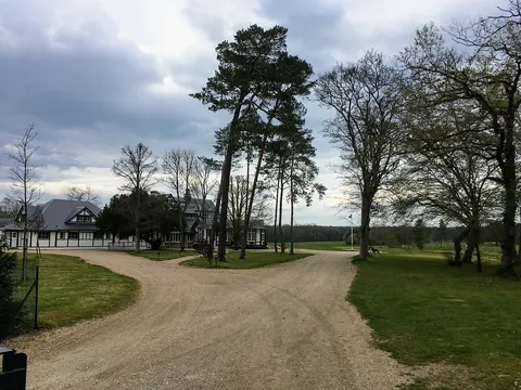 Golf de Chantilly, Vineuil : entrée du golf et club-house