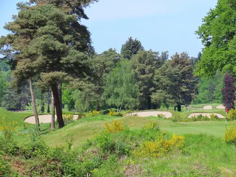 Golf de Saint-Germain, Grand Parcours : pins, genêts en fleur, bunkers, drapeau