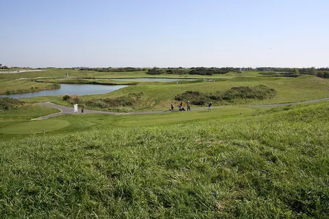 Le Golf National, L'Albatros : plans d'eau, buttes, joueurs minuscules et non identifiables au loin