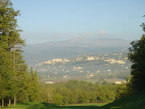 Terre Blanche, Le Château : vue depuis un départ vers les collines et un village perché du Pays de Fayence